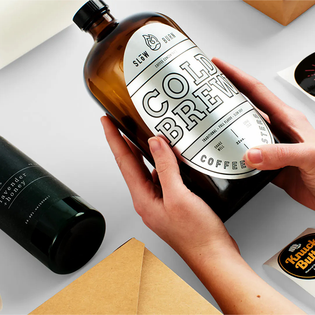 Яркий серебряный этикетка 